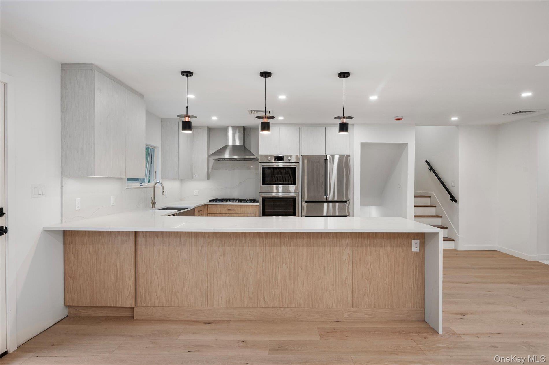 8 Junard Drive, Roslyn, NY 11576