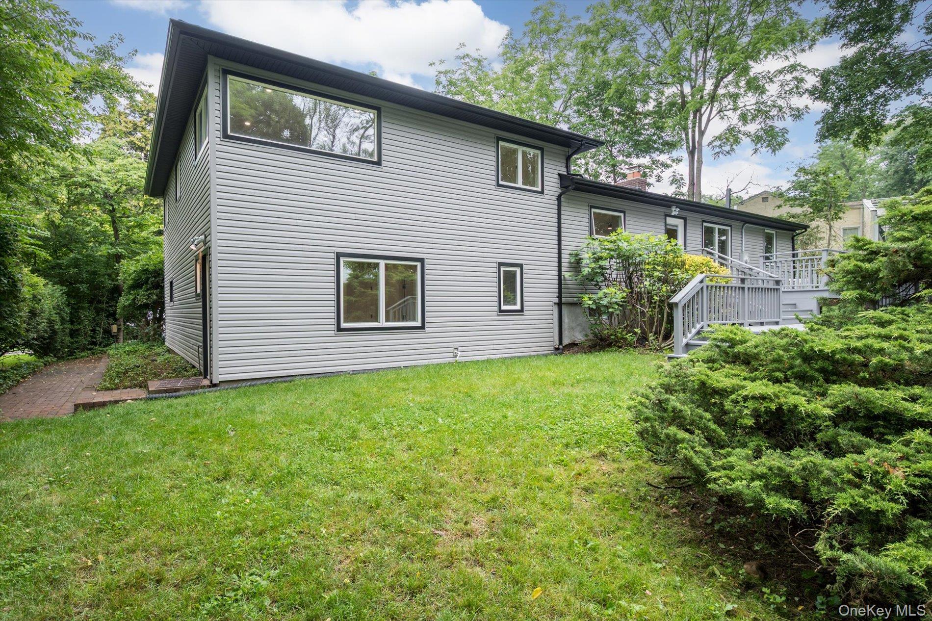 8 Junard Drive, Roslyn, NY 11576