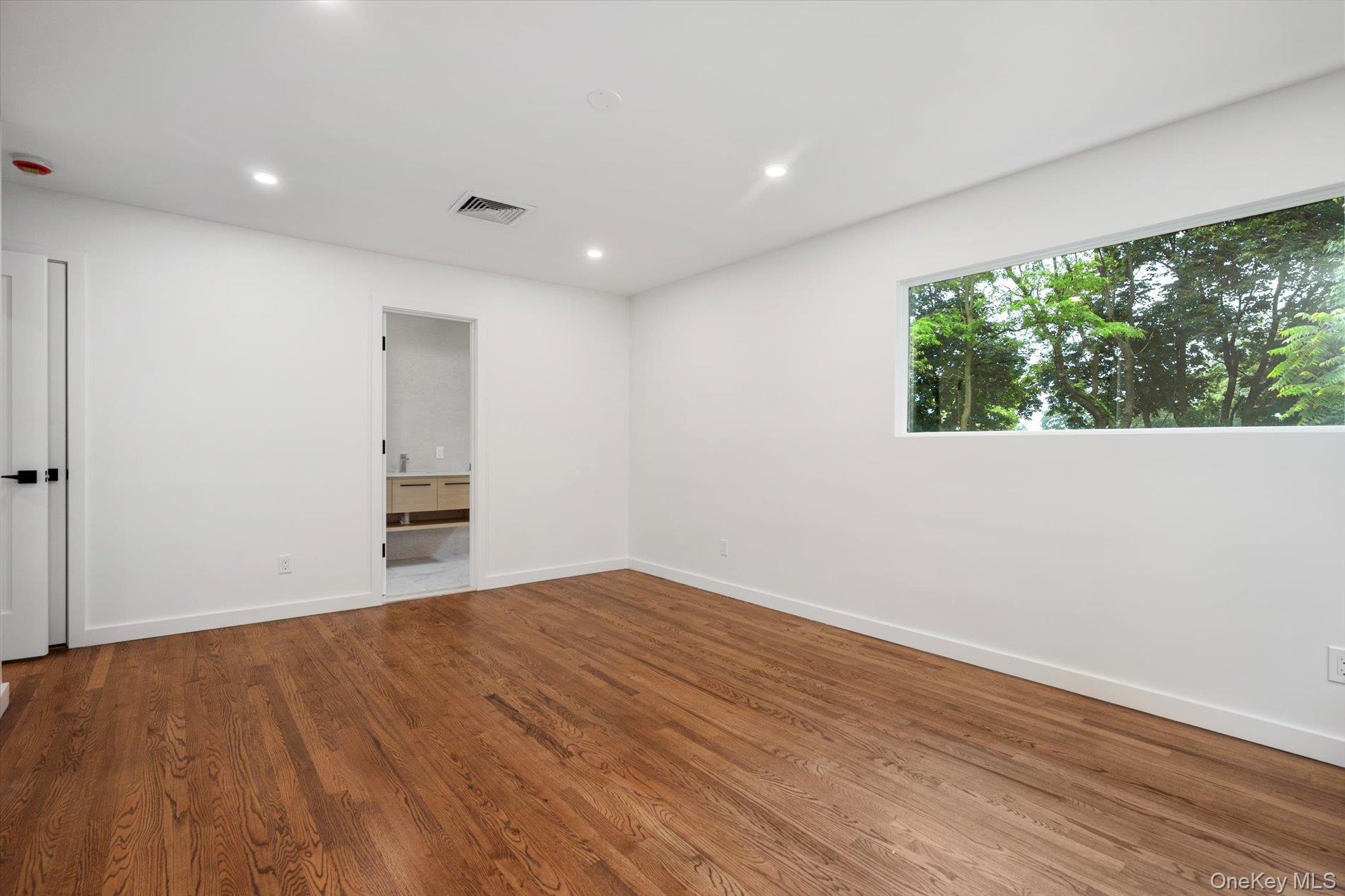 8 Junard Drive, Roslyn, NY 11576