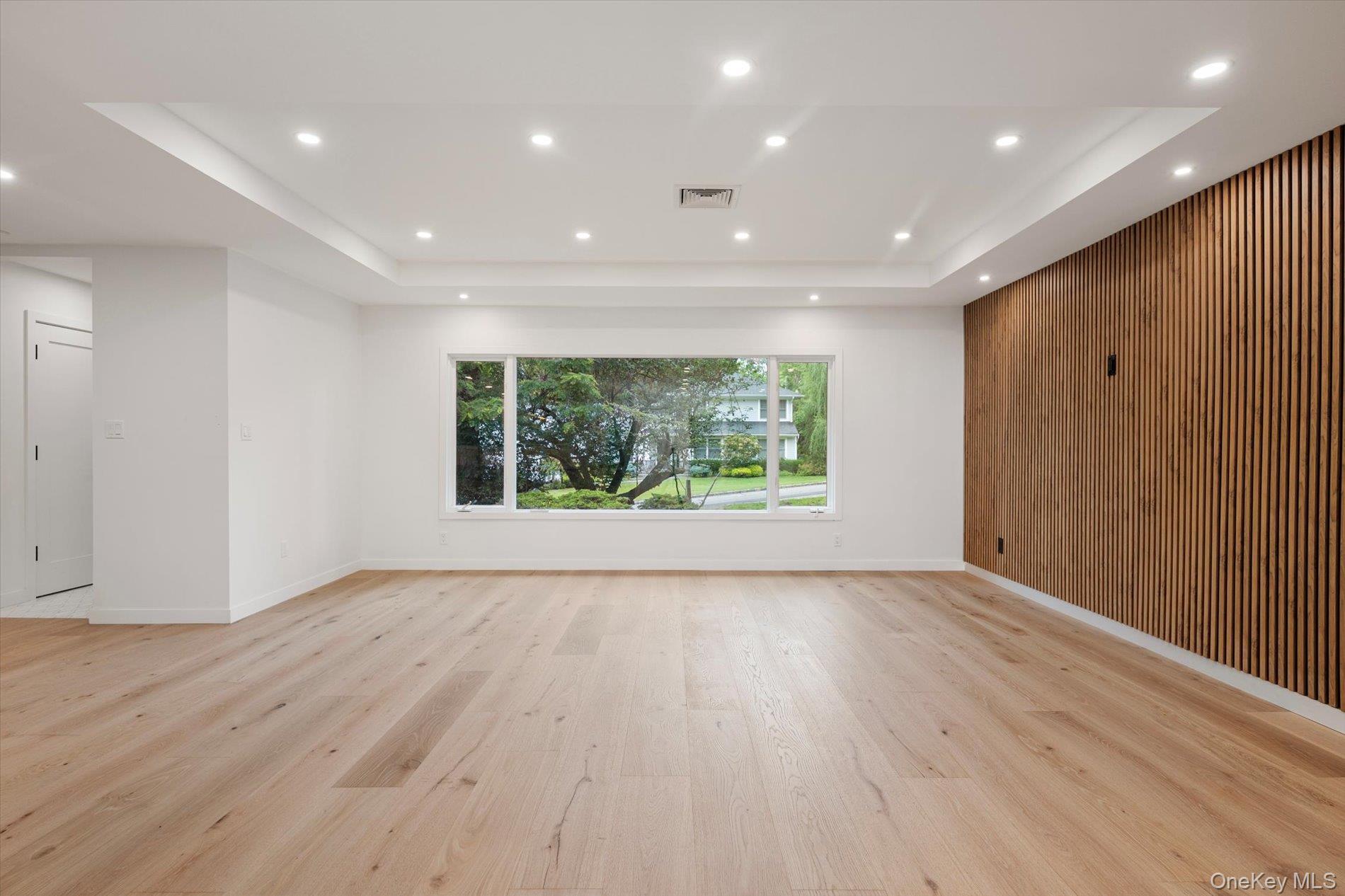 8 Junard Drive, Roslyn, NY 11576