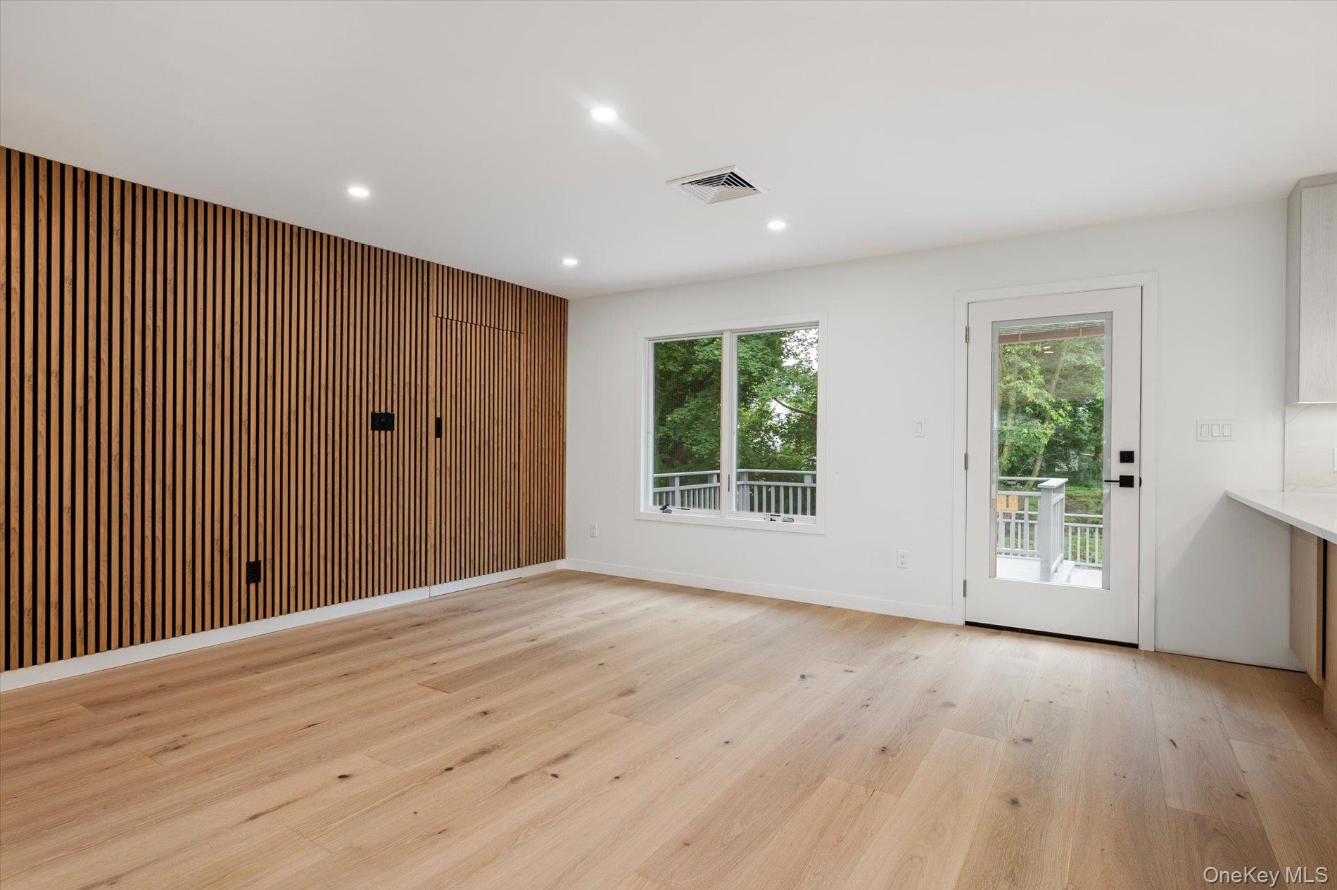 8 Junard Drive, Roslyn, NY 11576