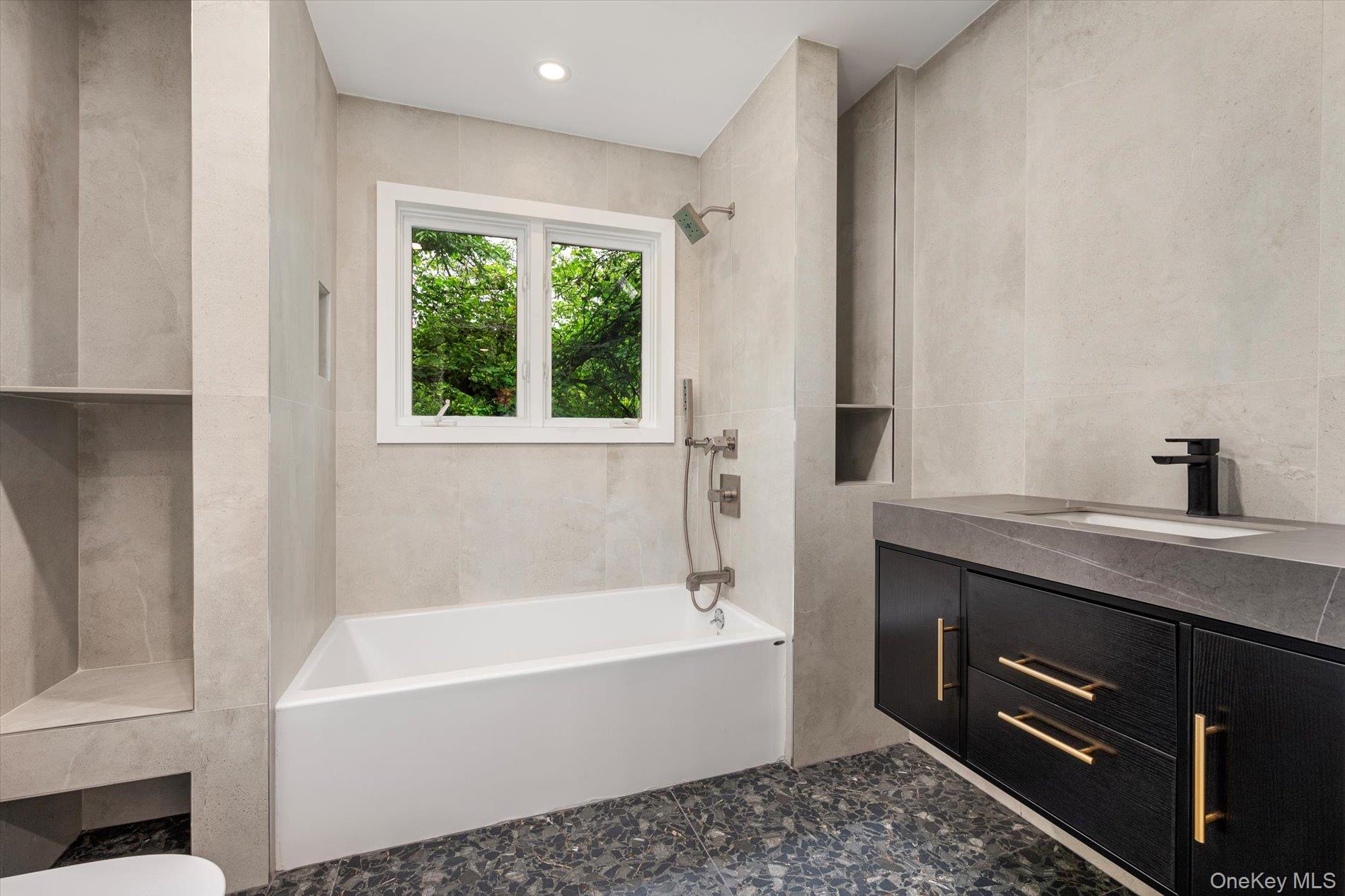 8 Junard Drive, Roslyn, NY 11576