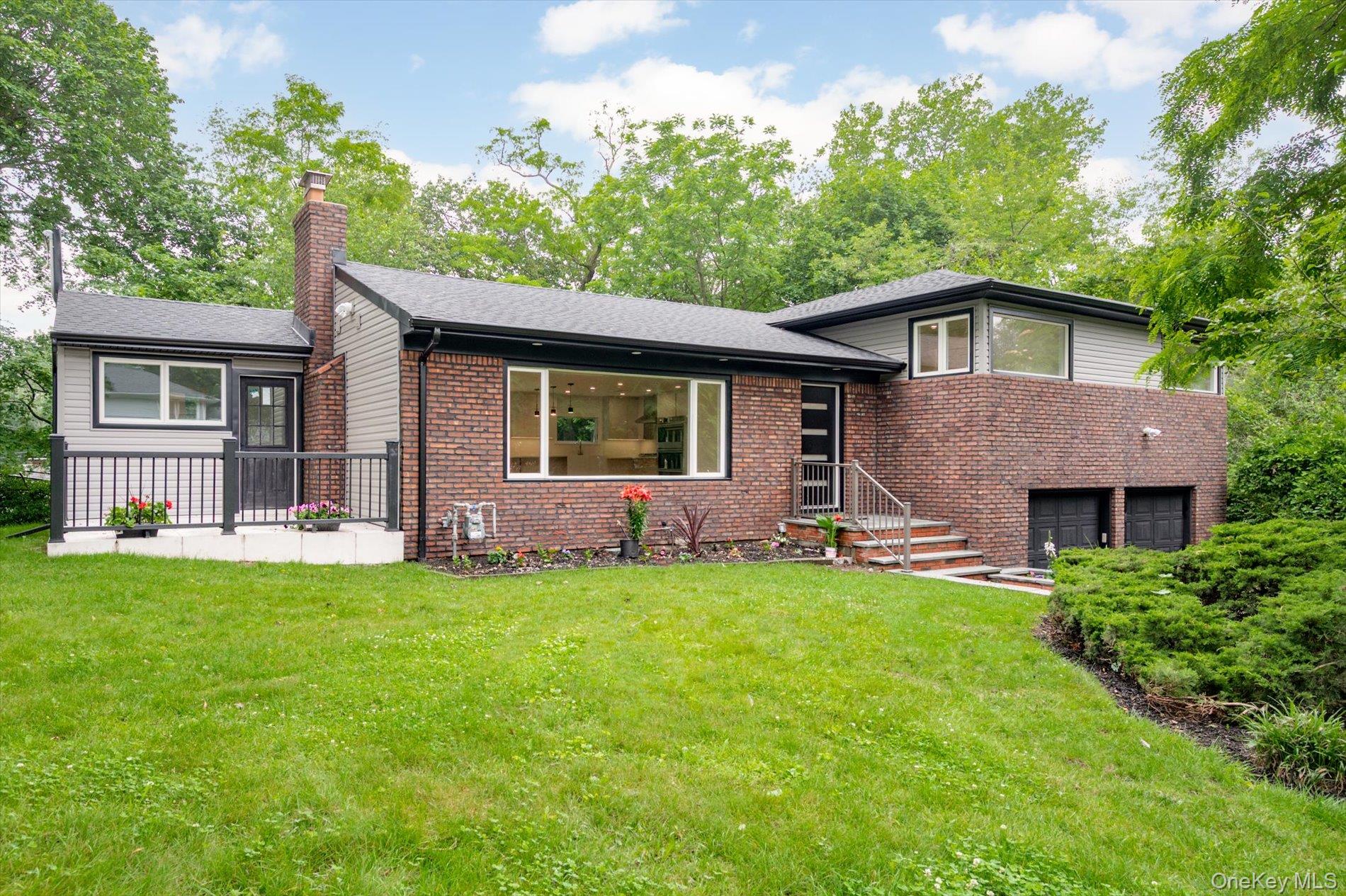 8 Junard Drive, Roslyn, NY 11576