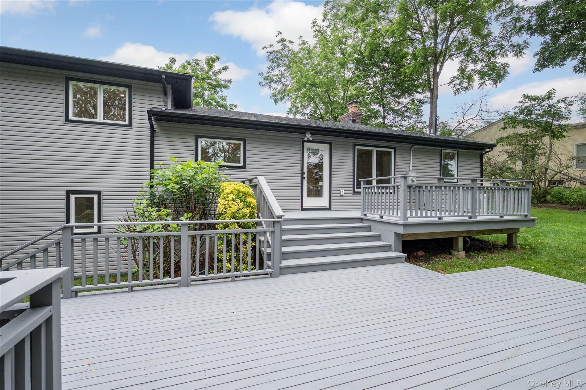 8 Junard Drive, Roslyn, NY 11576