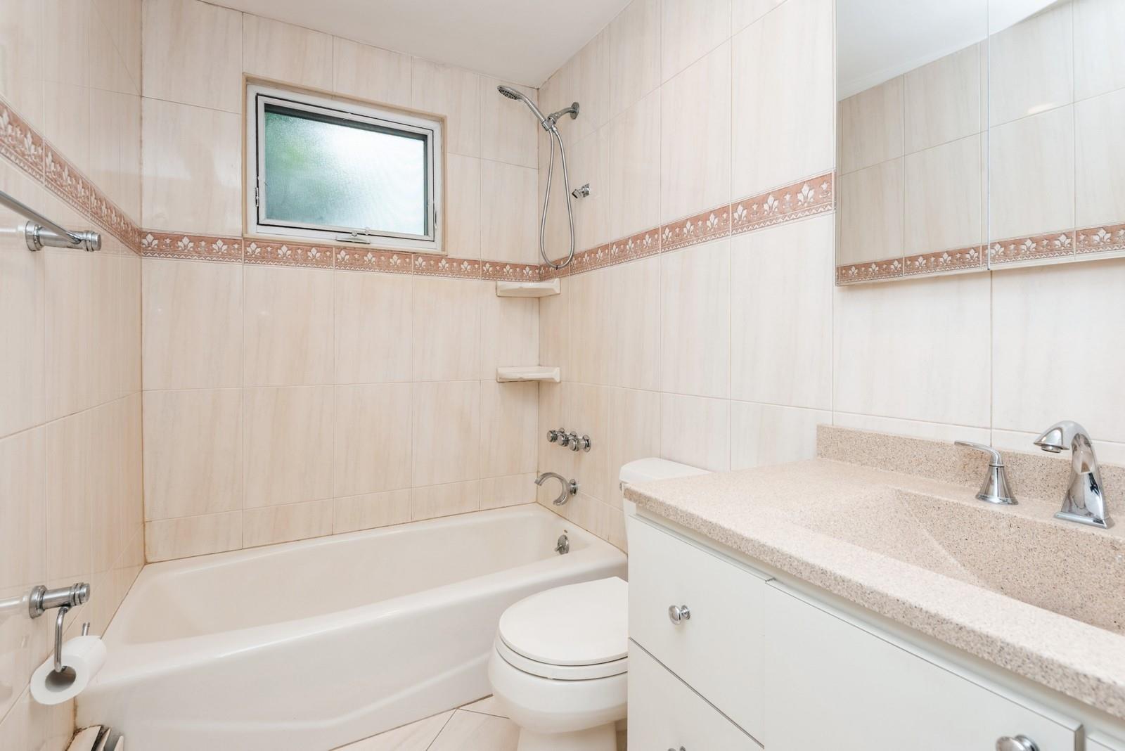 184 N Atlanta Avenue, Massapequa, NY 11758