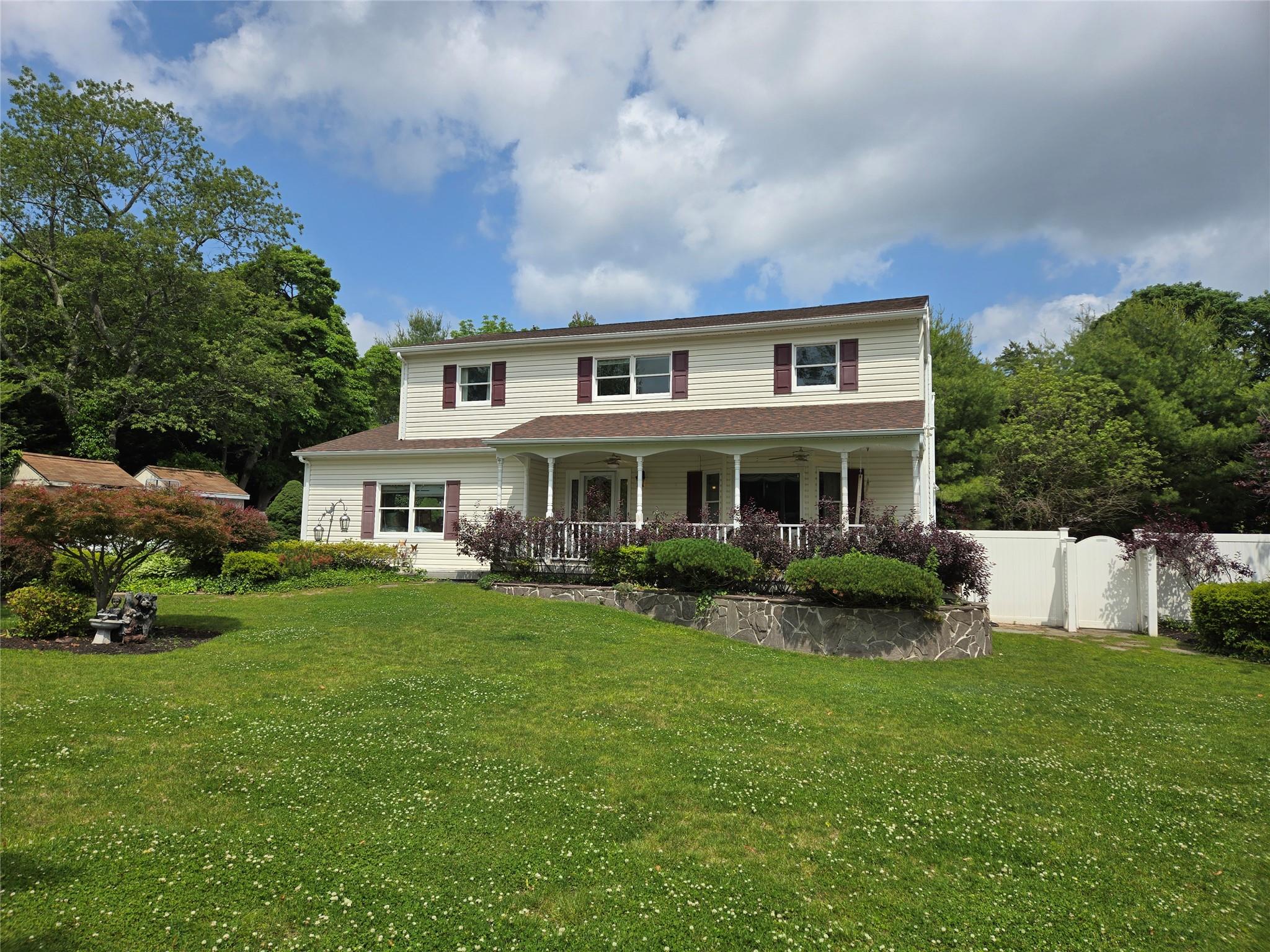 18 Laura Court, Nesconset, NY 11767