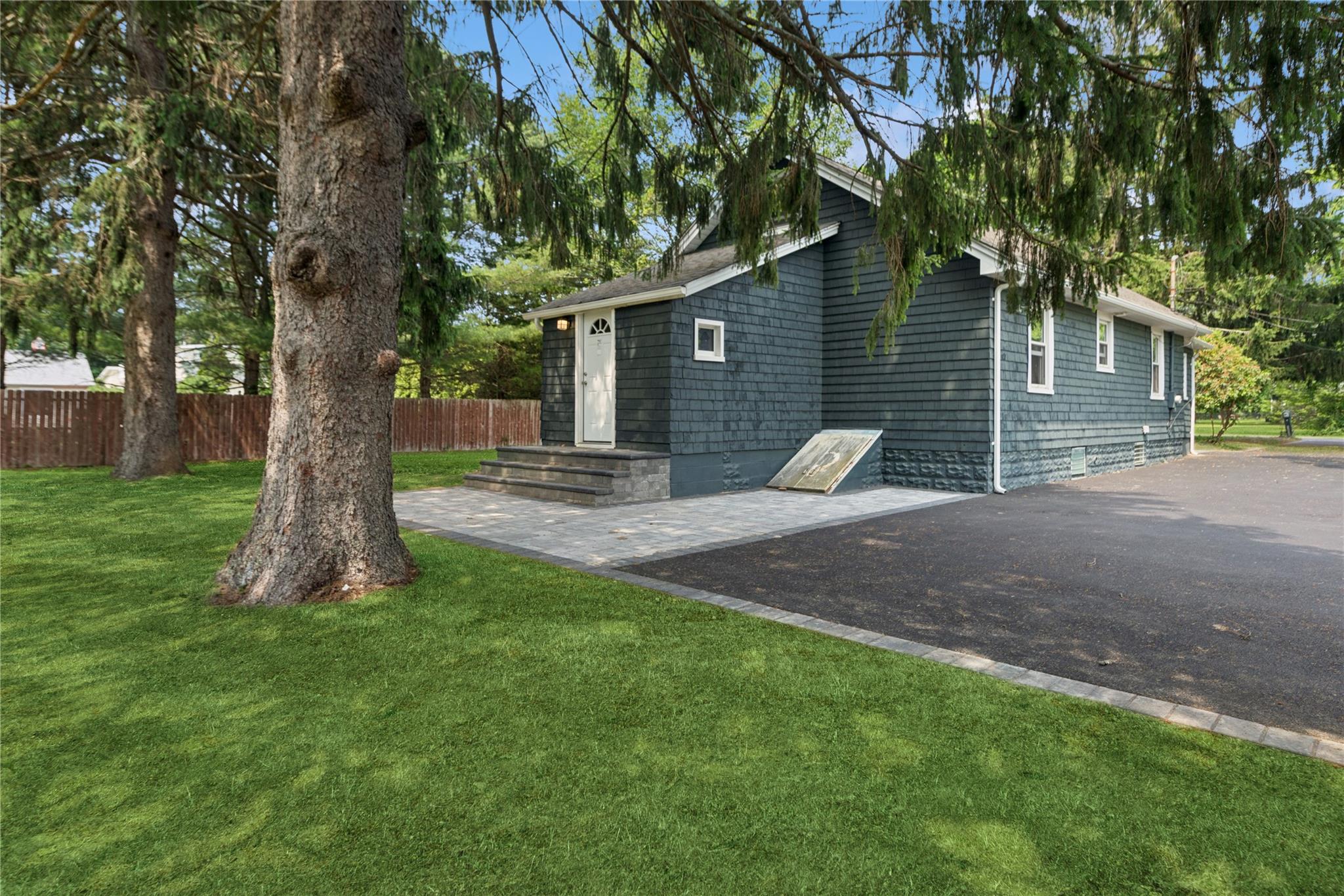 274 Dayton Avenue, Manorville, NY 11949