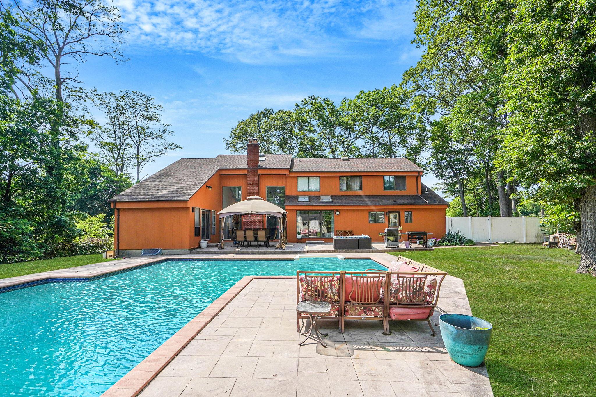 318 Sheep Pasture Road, East Setauket, NY 11733