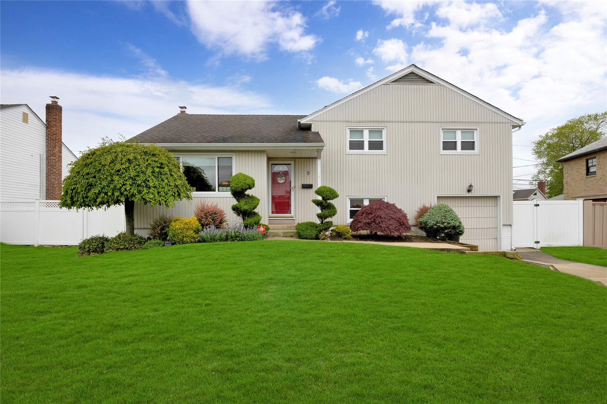 5 Hampton Road, Massapequa, NY 11758