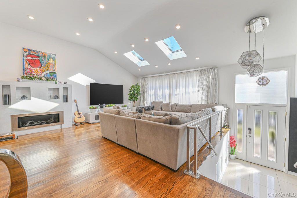 972 S End, Woodmere, NY 11598