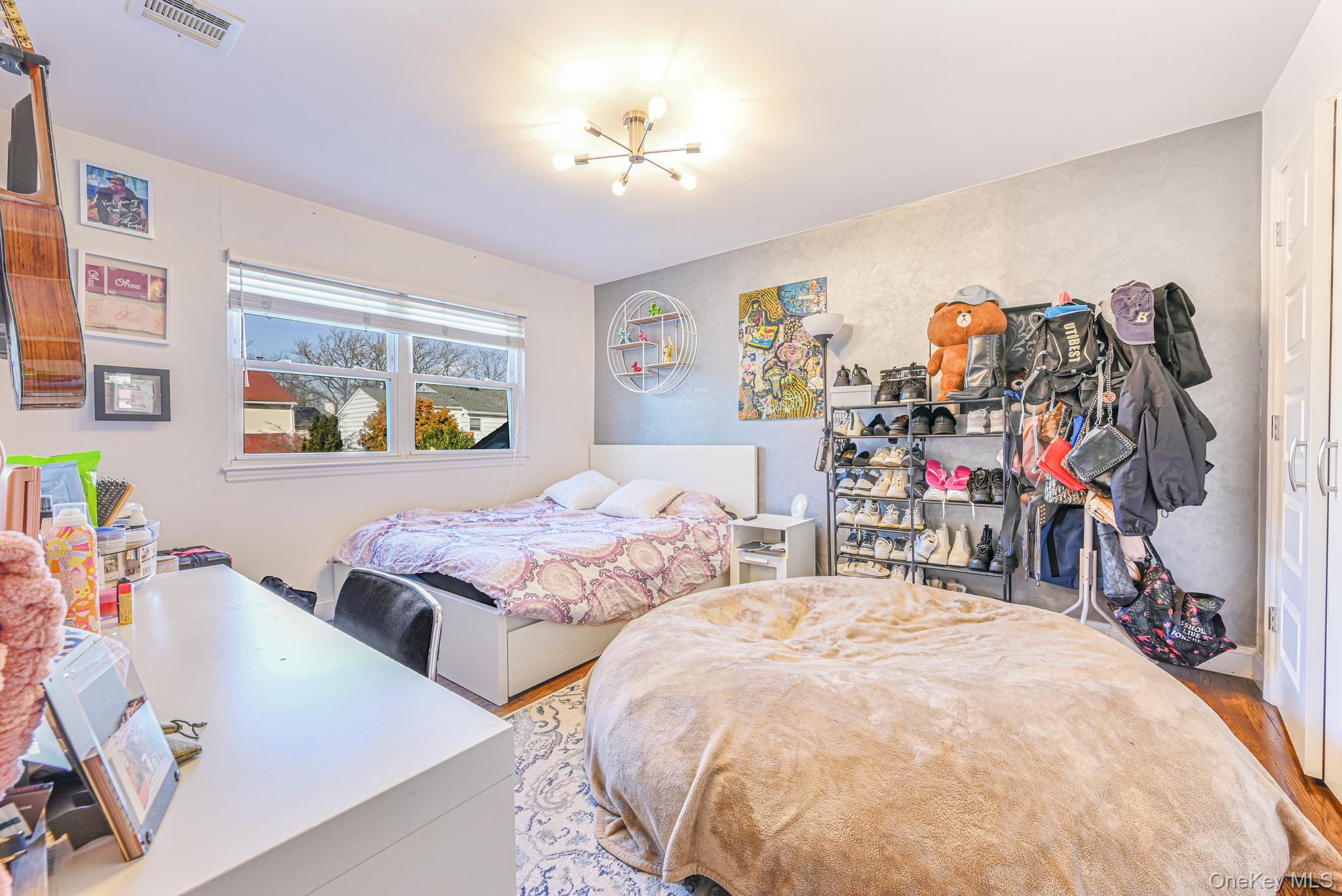 972 S End, Woodmere, NY 11598