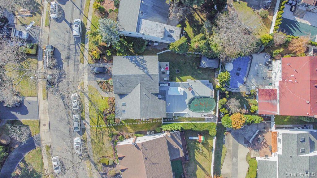 972 S End, Woodmere, NY 11598