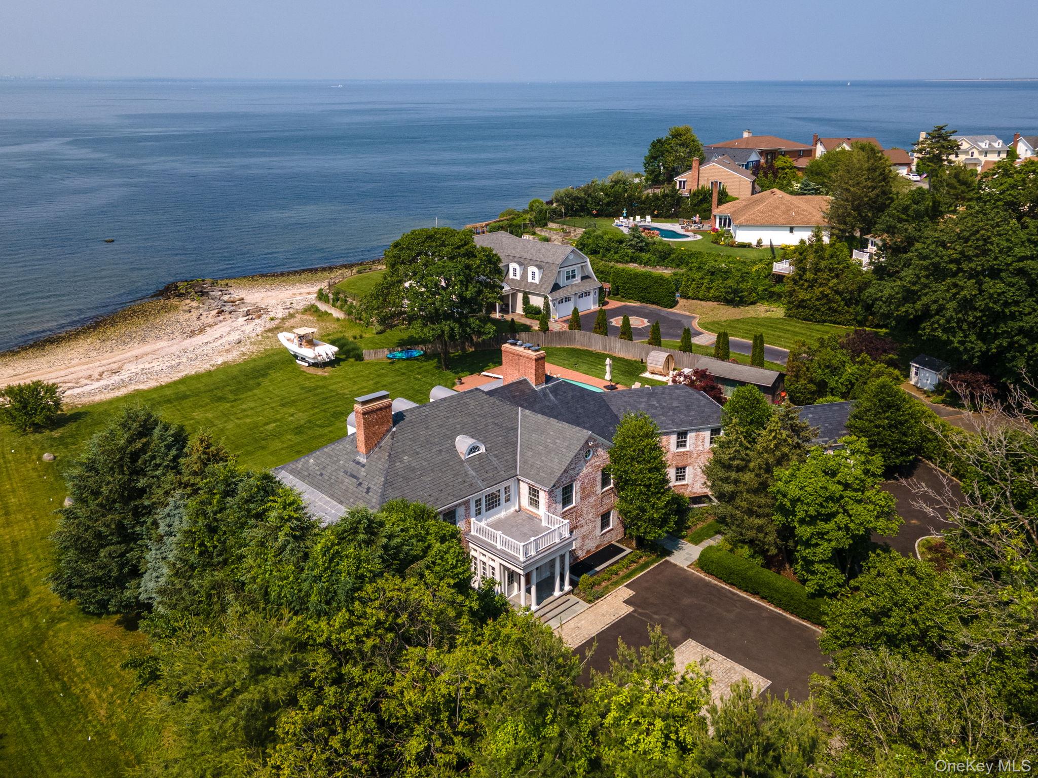 14 Private Road, Bayville, NY 11709