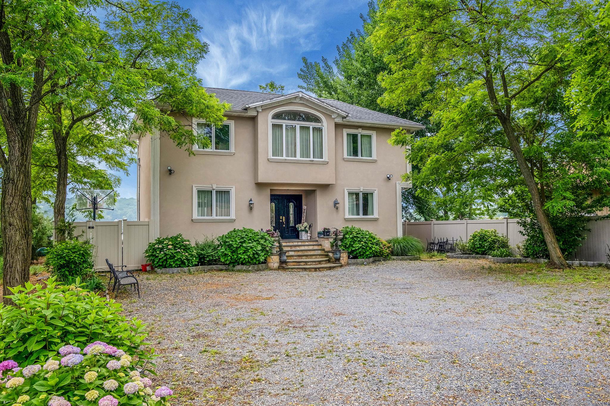 18 Deans Lane, Bayville, NY 11709