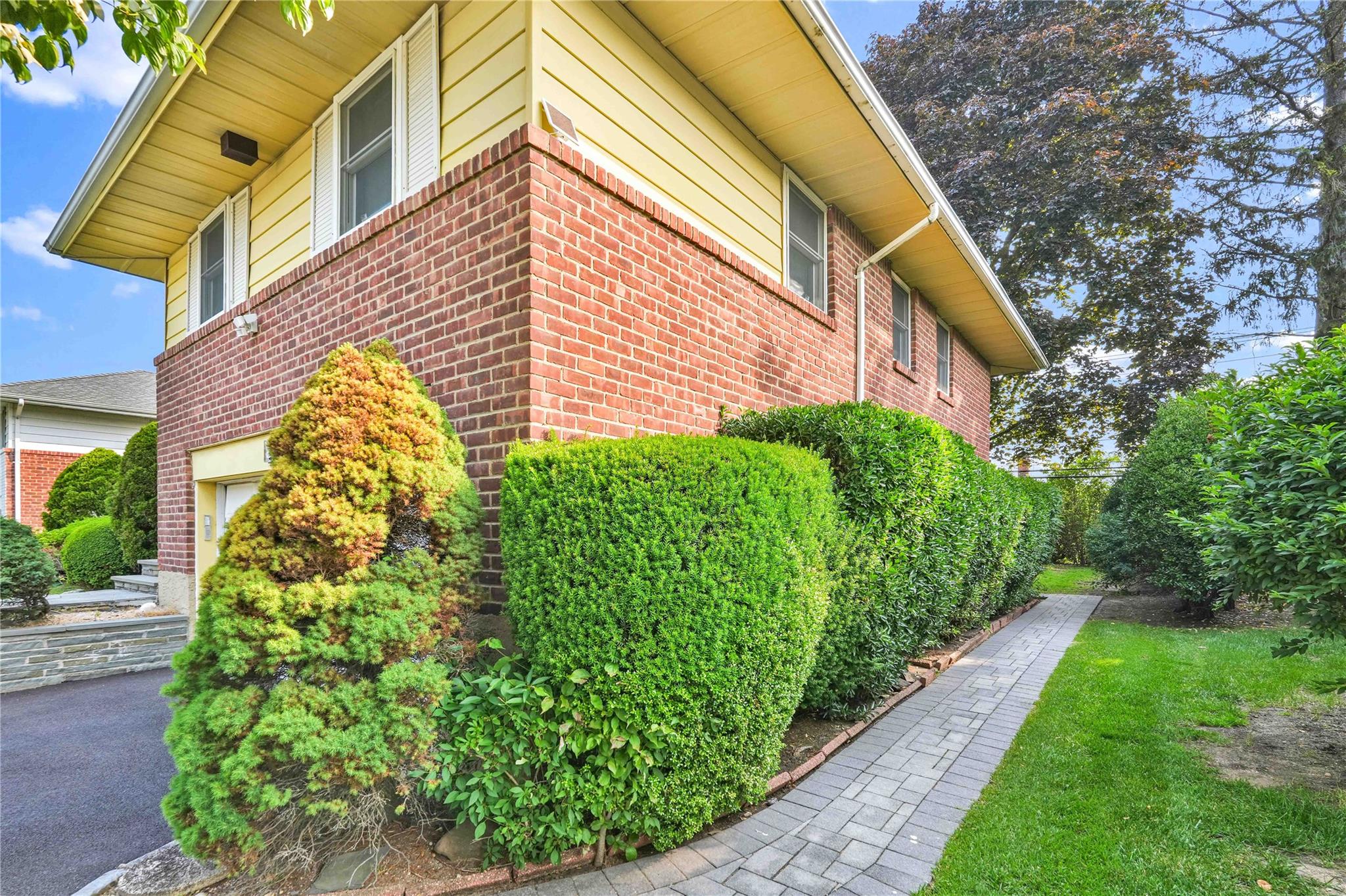 906 Bromton Drive, Westbury, NY 11590