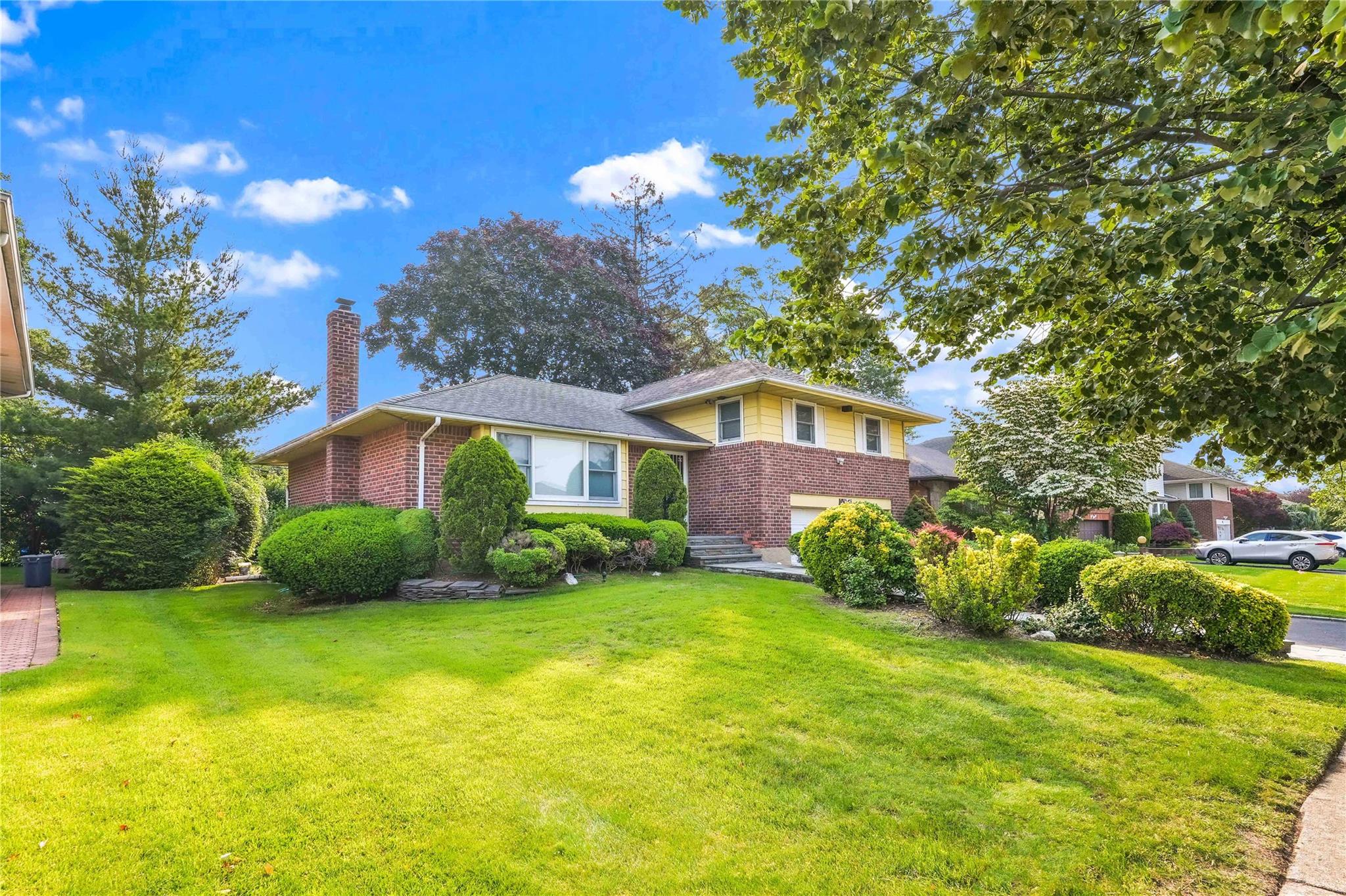 906 Bromton Drive, Westbury, NY 11590