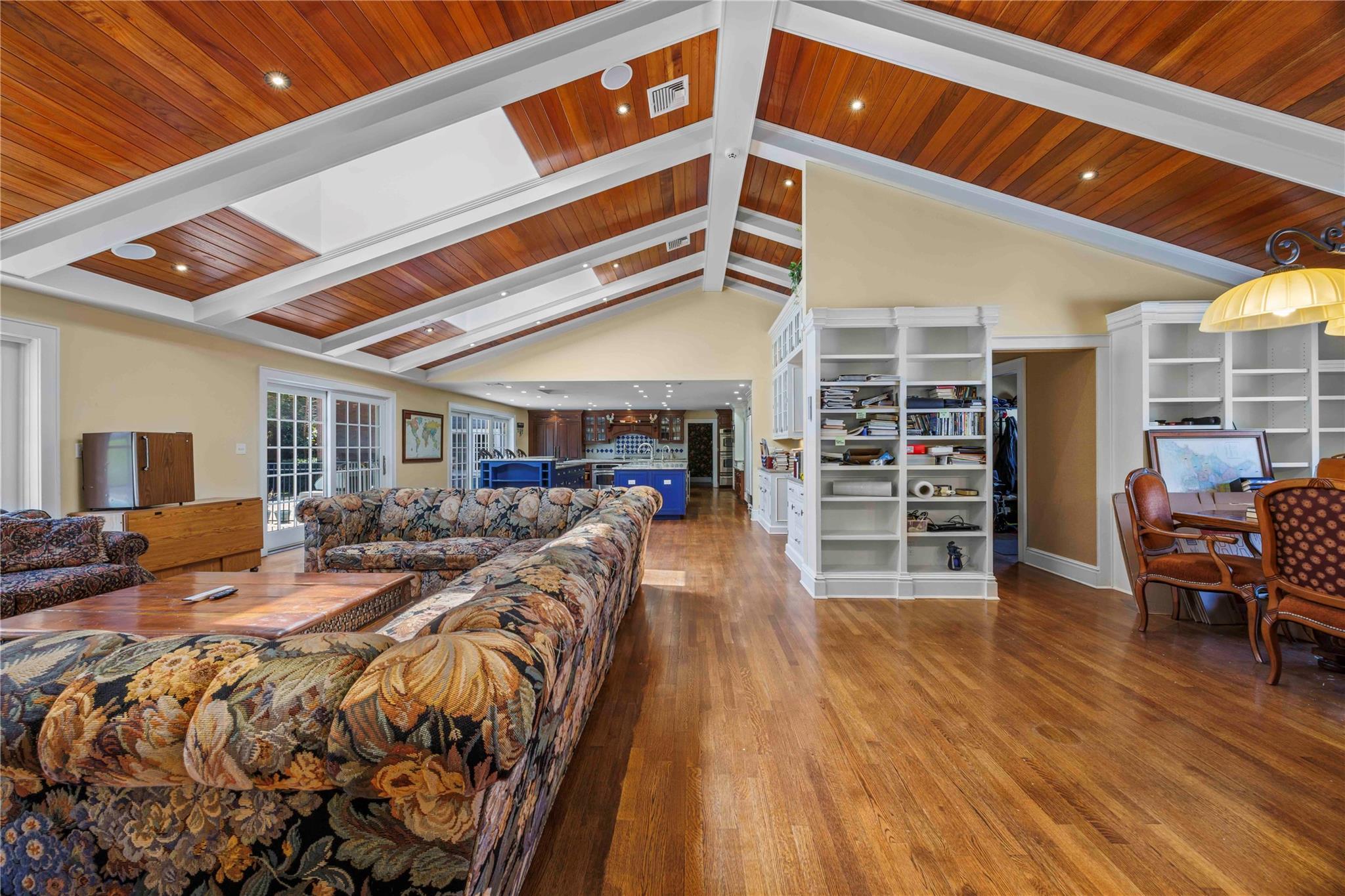 233 Narragansett Avenue, Lawrence, NY 11559