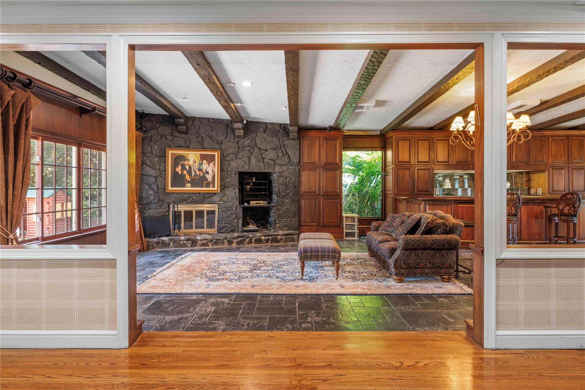 233 Narragansett Avenue, Lawrence, NY 11559