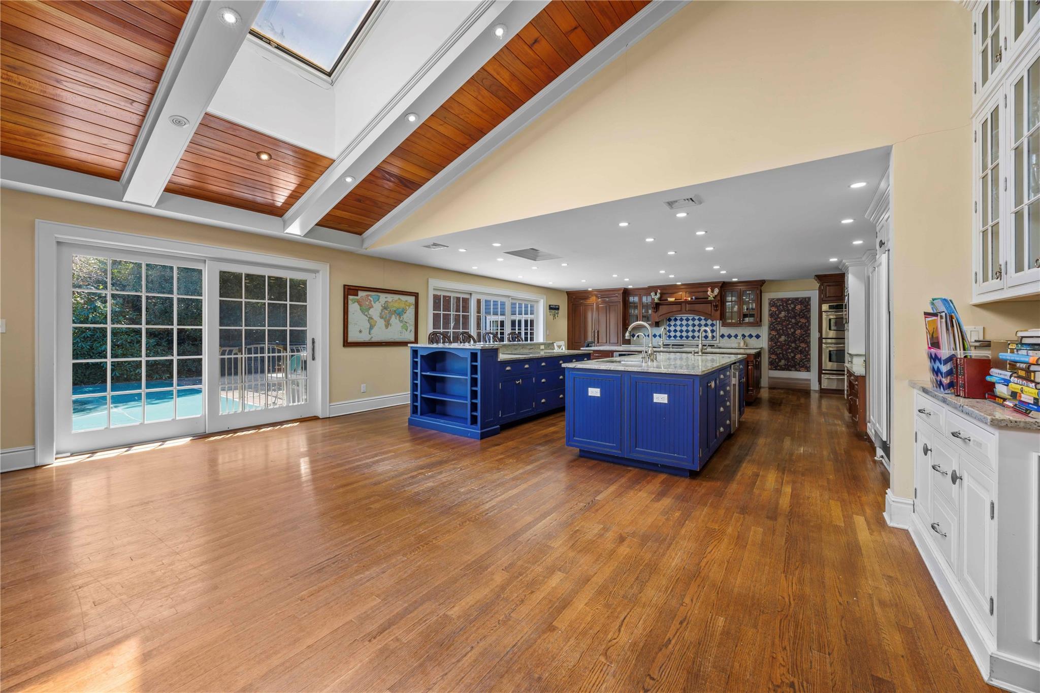 233 Narragansett Avenue, Lawrence, NY 11559