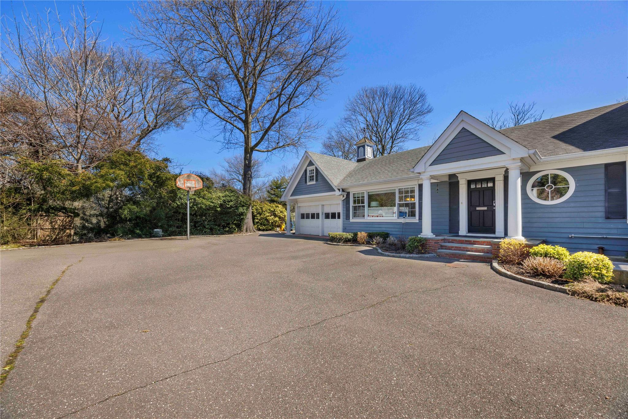 233 Narragansett Avenue, Lawrence, NY 11559