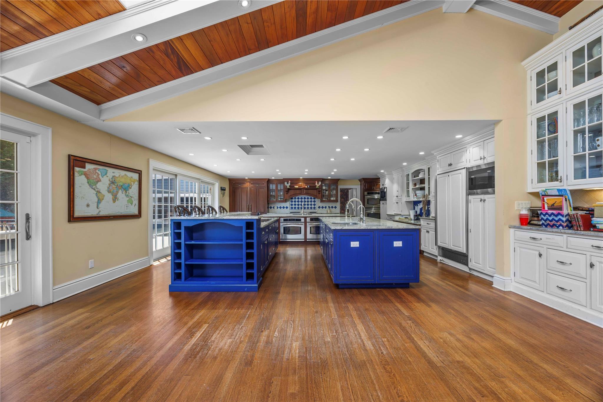 233 Narragansett Avenue, Lawrence, NY 11559