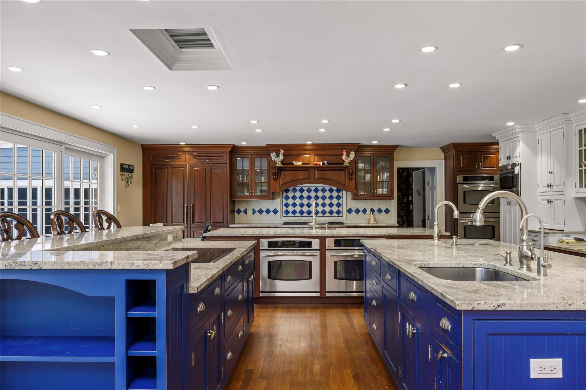 233 Narragansett Avenue, Lawrence, NY 11559