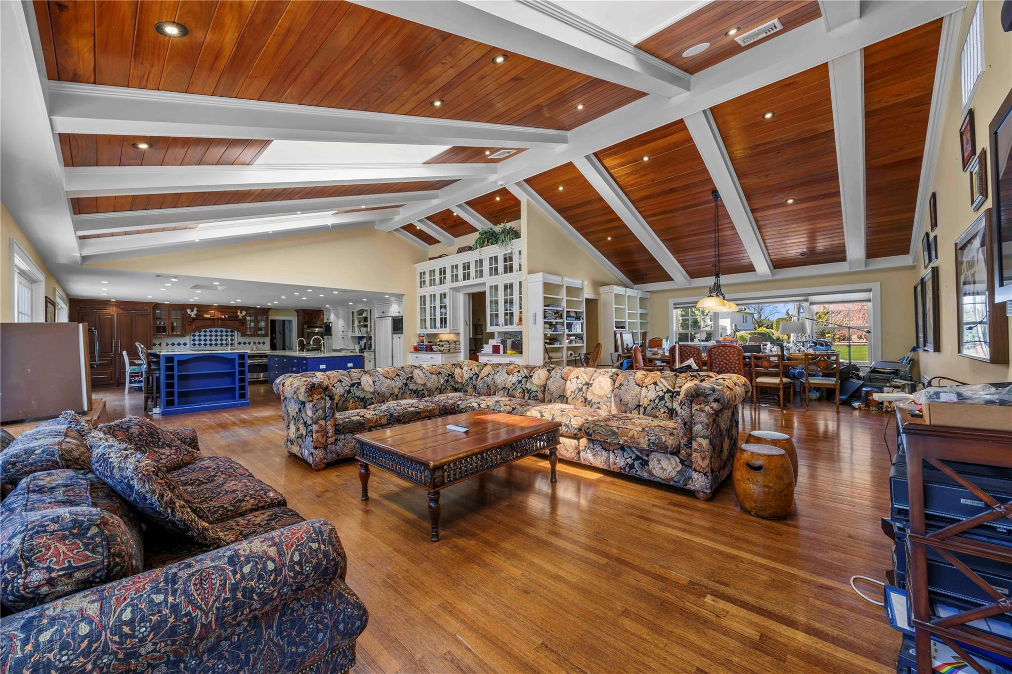 233 Narragansett Avenue, Lawrence, NY 11559