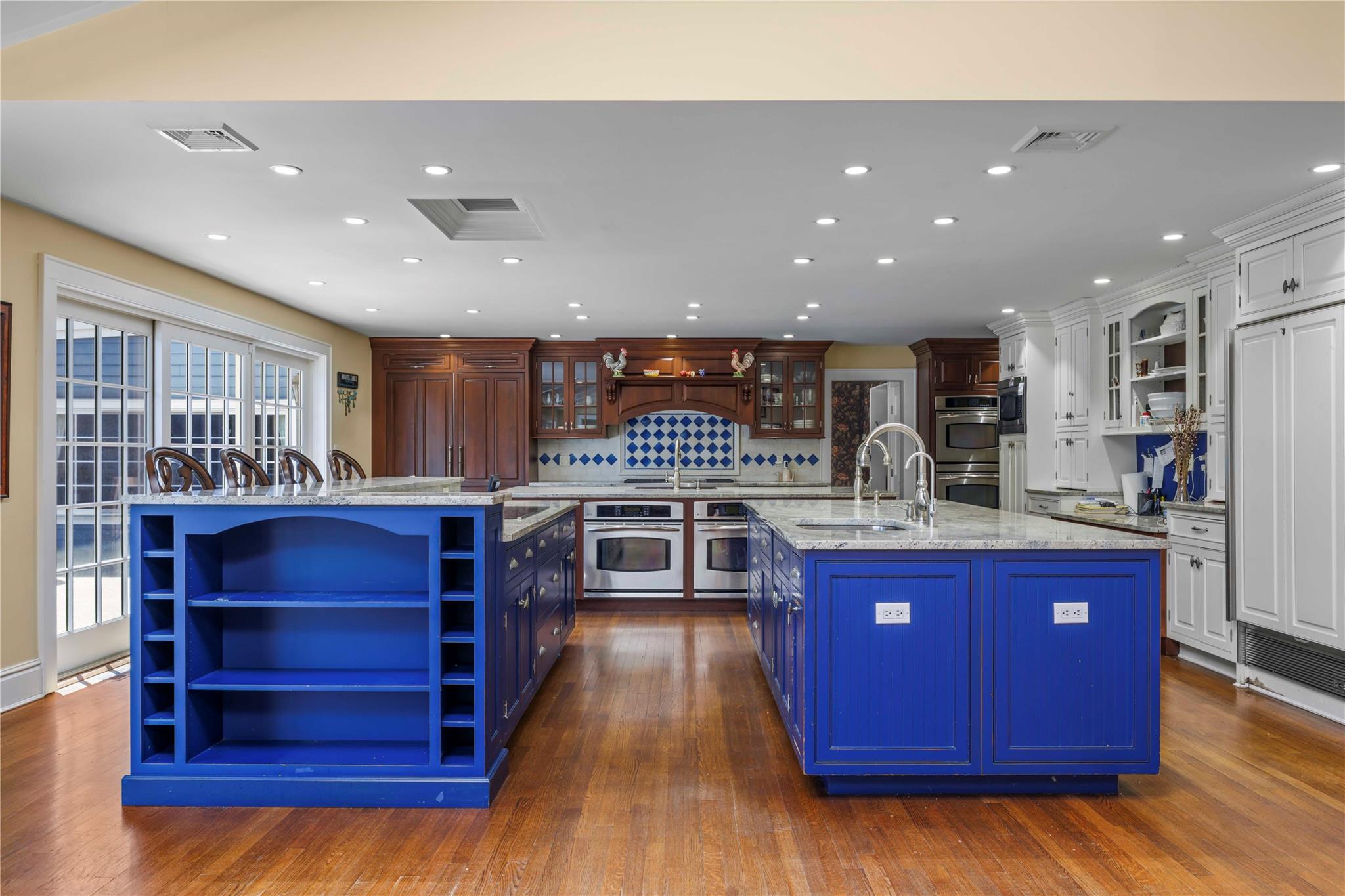 233 Narragansett Avenue, Lawrence, NY 11559