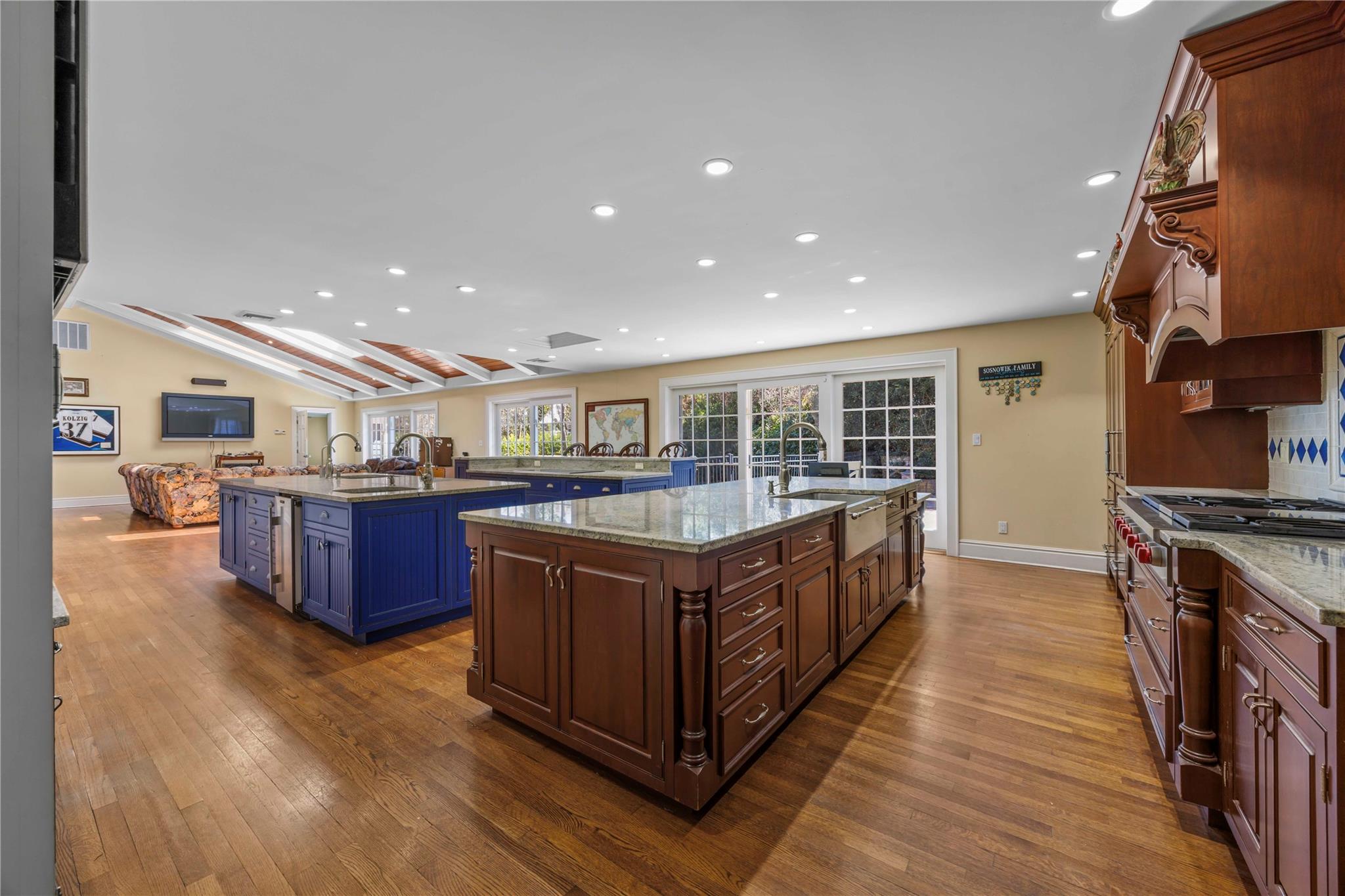 233 Narragansett Avenue, Lawrence, NY 11559