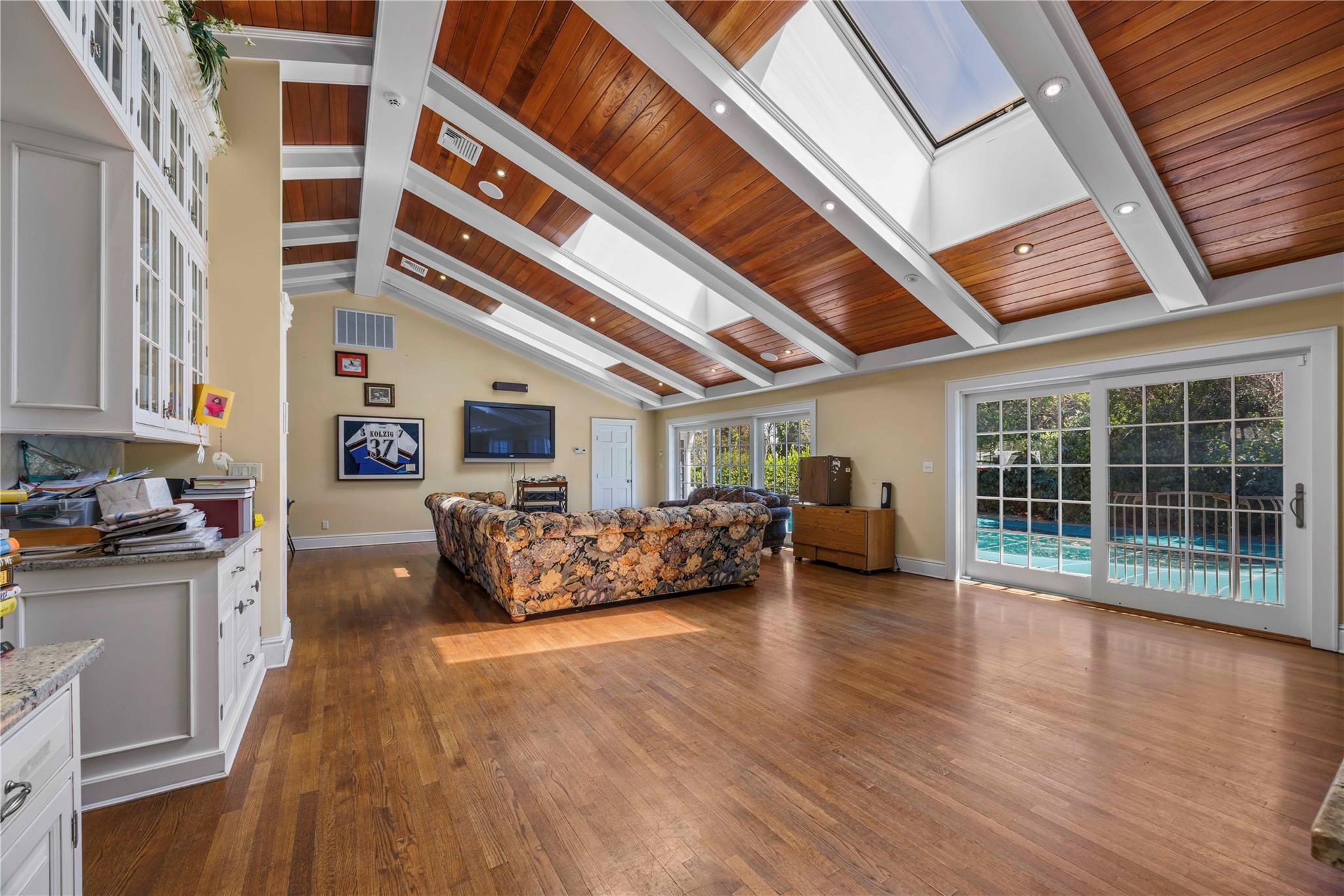 233 Narragansett Avenue, Lawrence, NY 11559