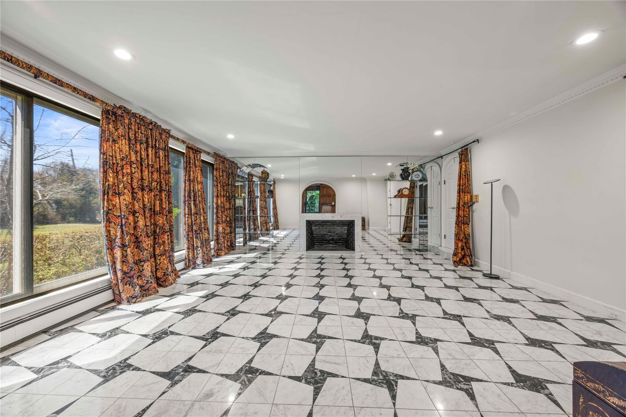 233 Narragansett Avenue, Lawrence, NY 11559