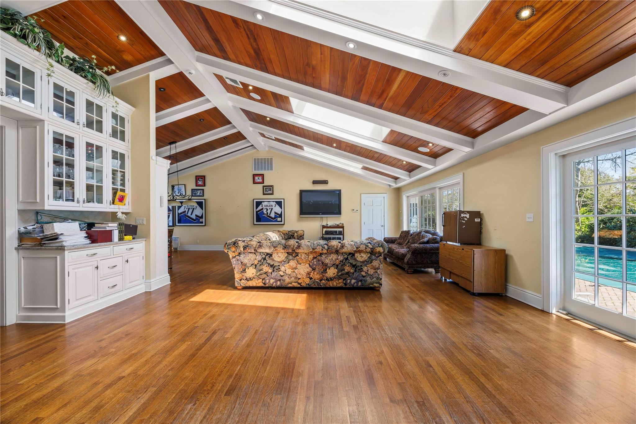 233 Narragansett Avenue, Lawrence, NY 11559