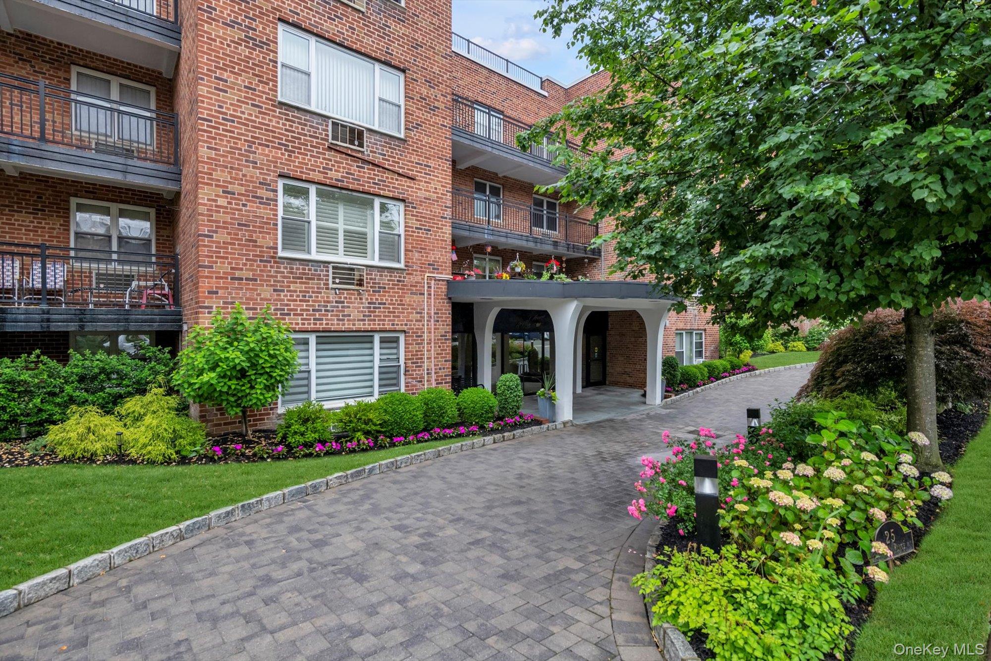 25 Chapel Place # 3N, Great Neck, NY 11021