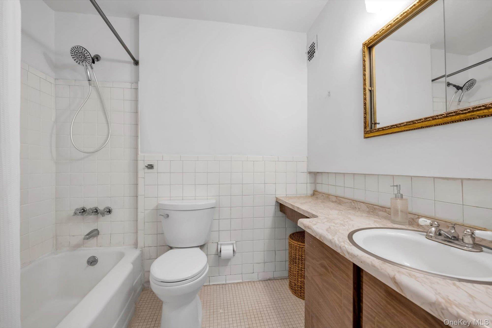 25 Chapel Place # 3N, Great Neck, NY 11021