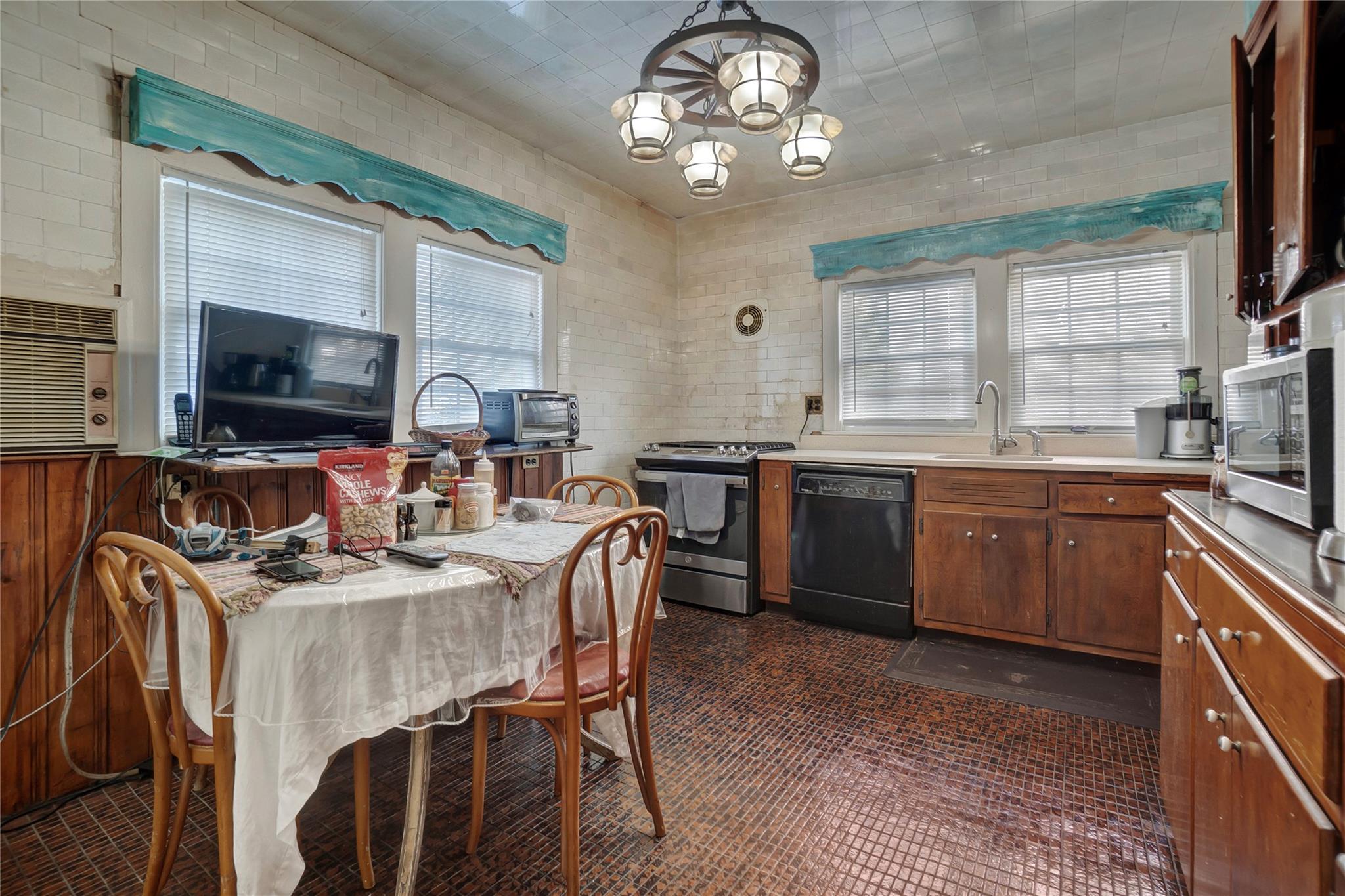 1050 Dickens Street, Far Rockaway, NY 11691