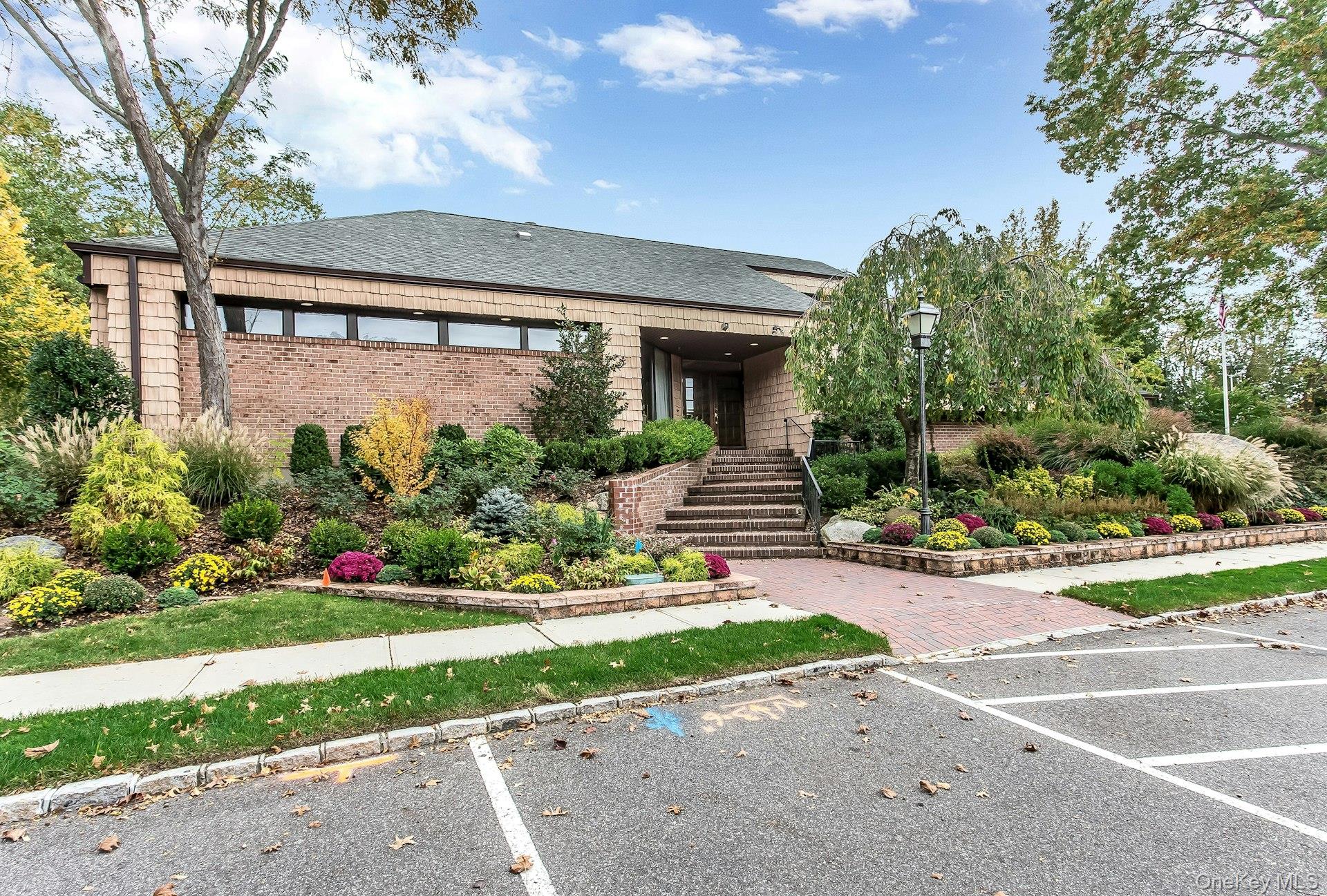 147 The Knoll, Syosset, NY 11791