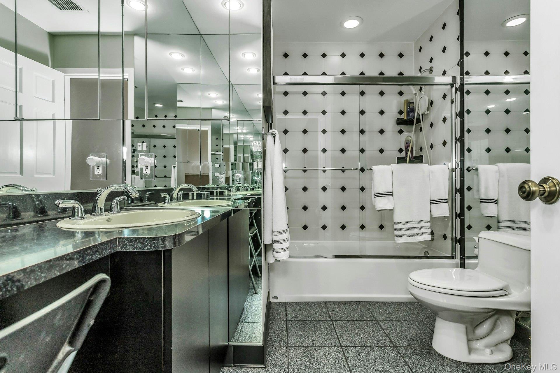 147 The Knoll, Syosset, NY 11791