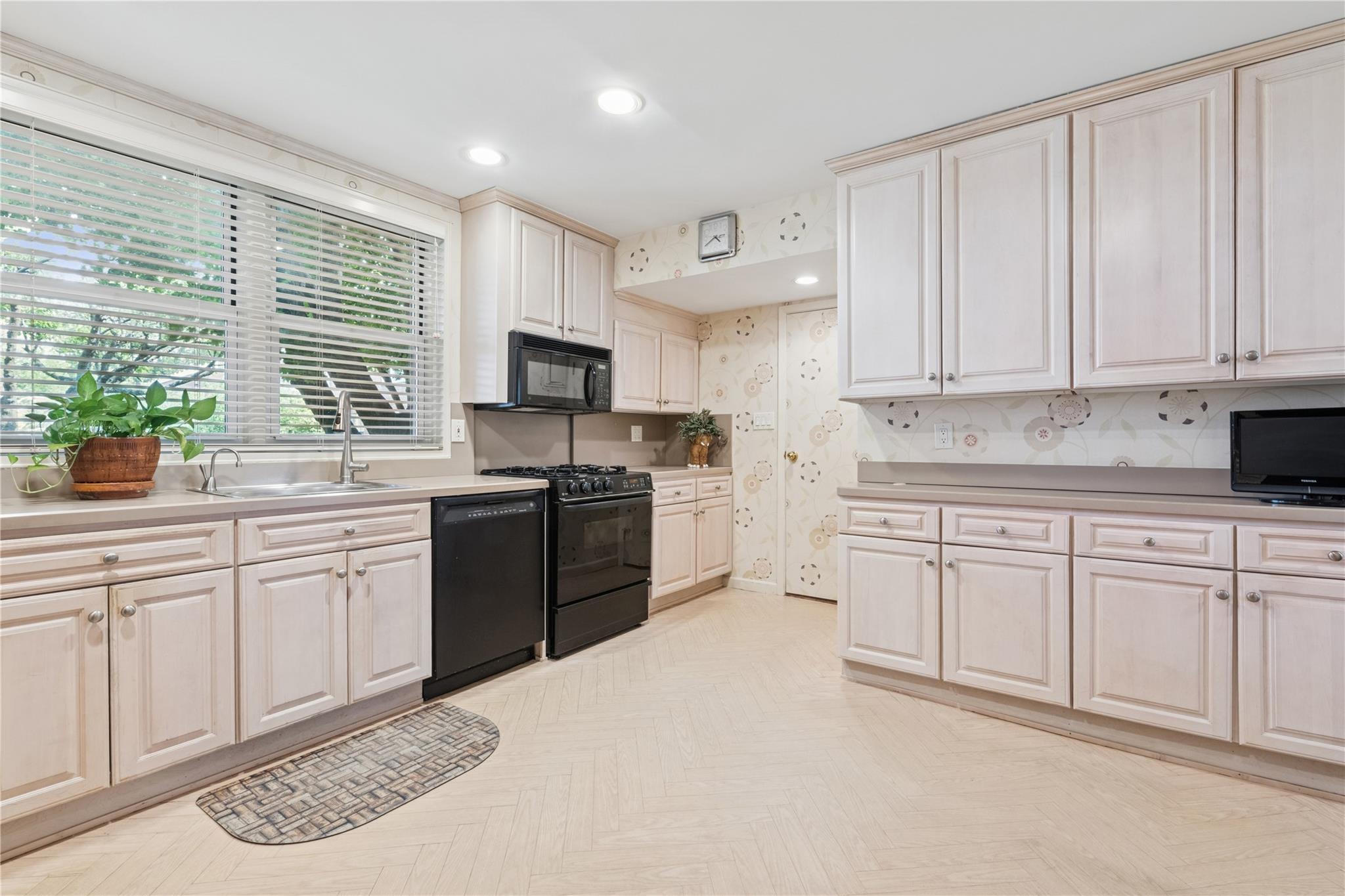 1390 Broadway # 118, Hewlett, NY 11557