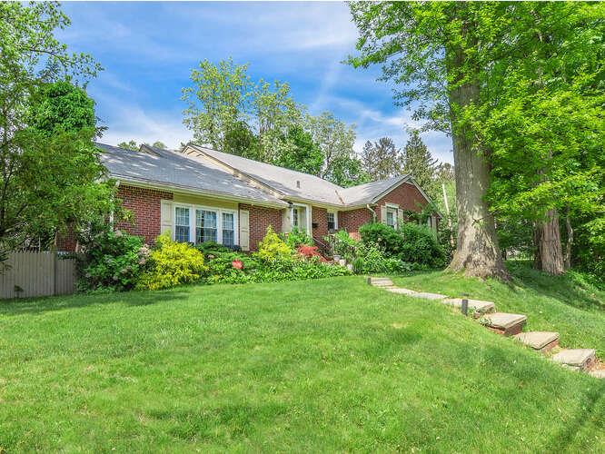 44 Glenwood Road, Glen Head, NY 11545