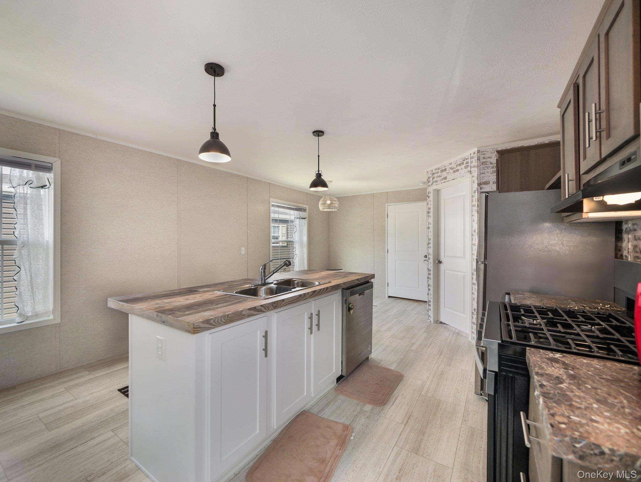 13 Windward Wy, Stony Point, NY 10980