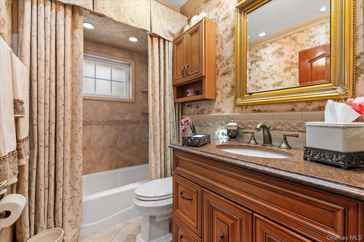 105 Sunrise Lane, Levittown, NY 11756