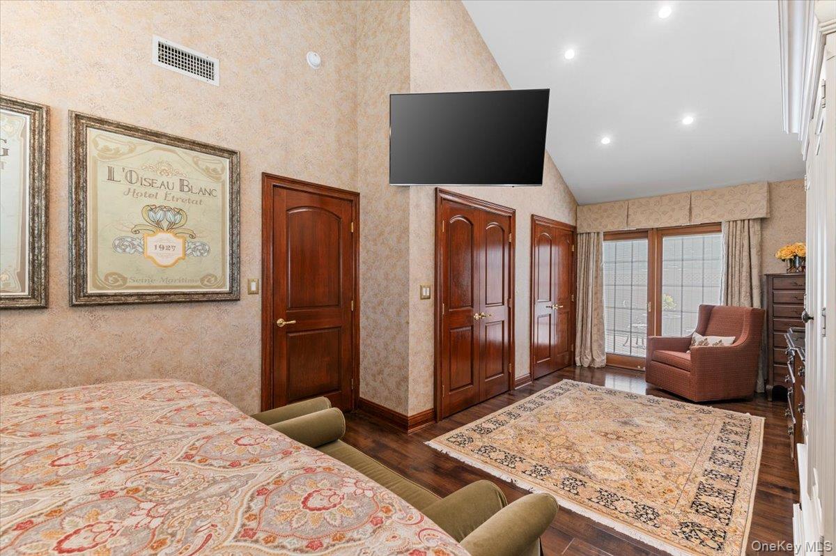 105 Sunrise Lane, Levittown, NY 11756