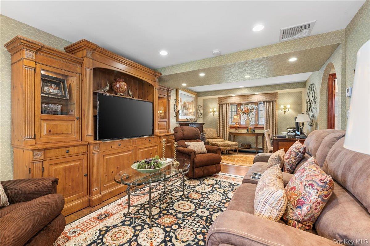 105 Sunrise Lane, Levittown, NY 11756