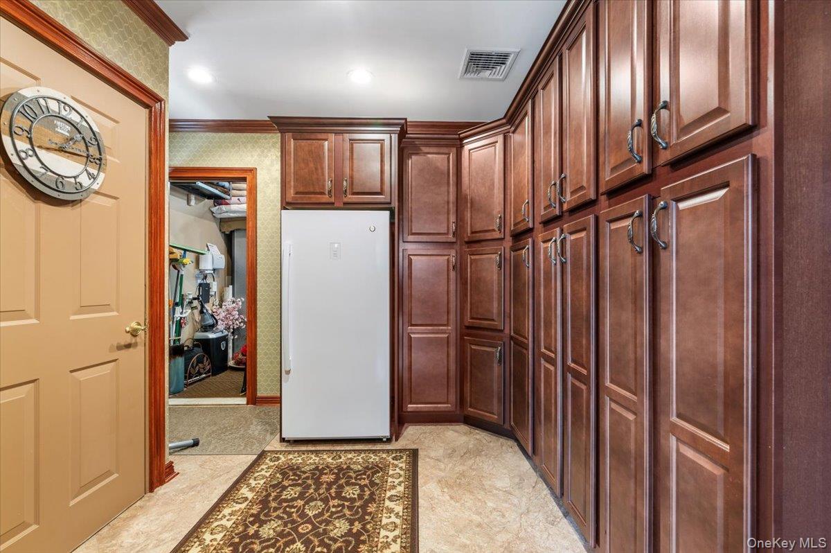 105 Sunrise Lane, Levittown, NY 11756