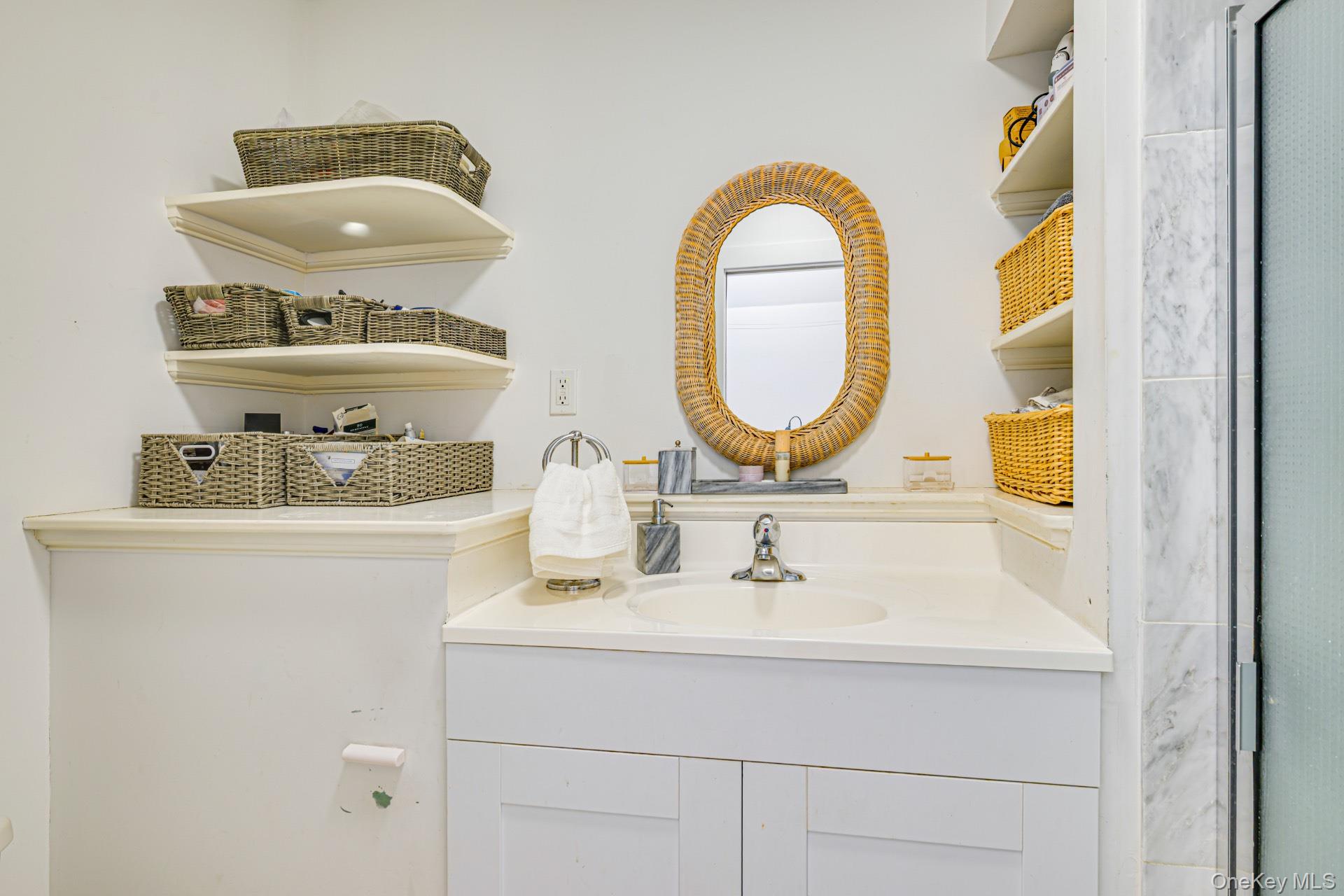 296 E Montauk Highway, Hampton Bays, NY 11946