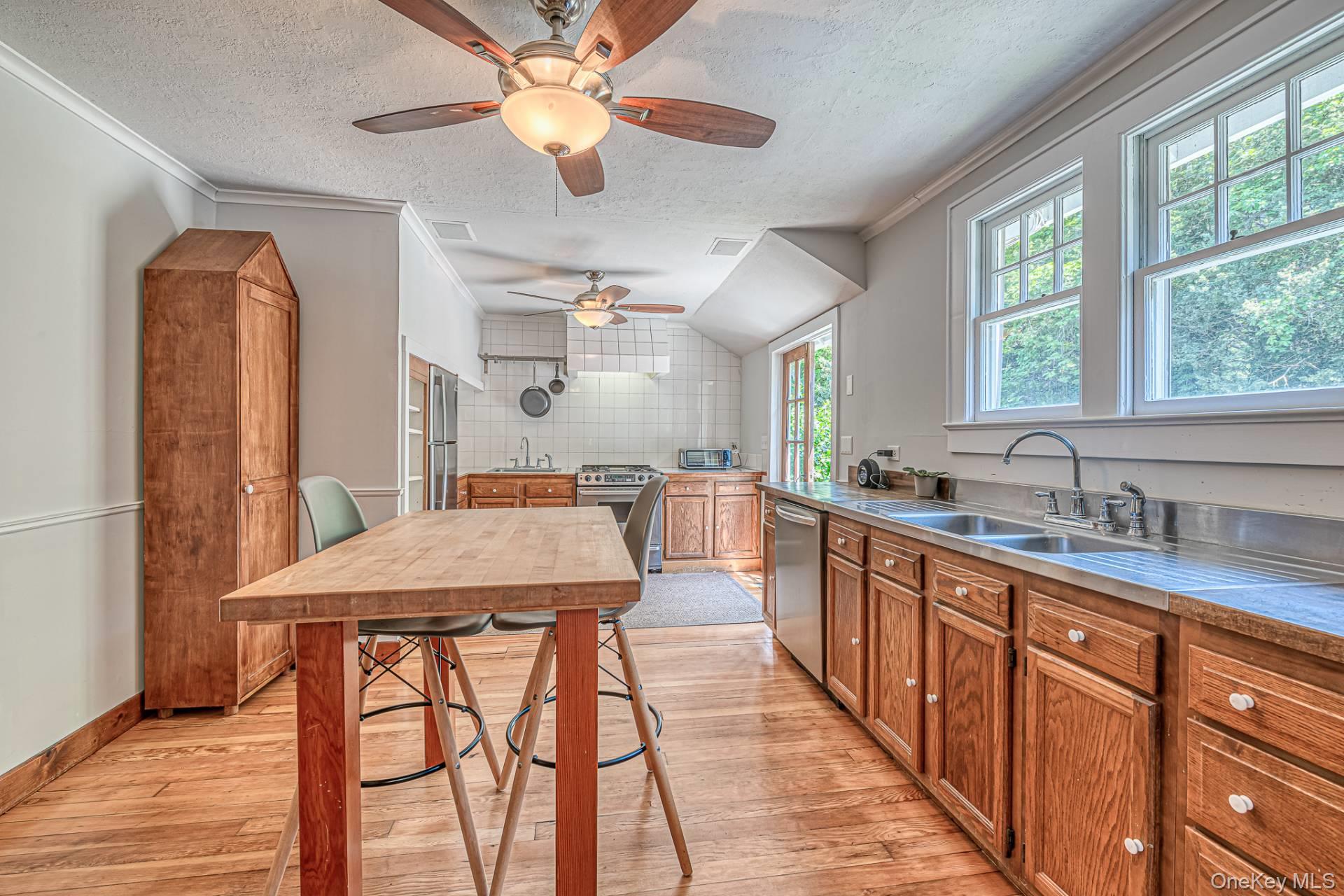 296 E Montauk Highway, Hampton Bays, NY 11946