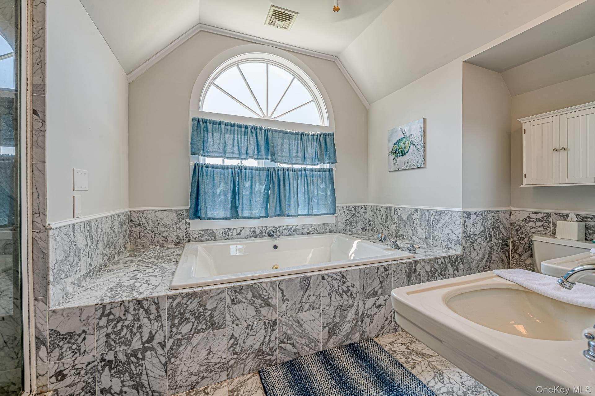 296 E Montauk Highway, Hampton Bays, NY 11946