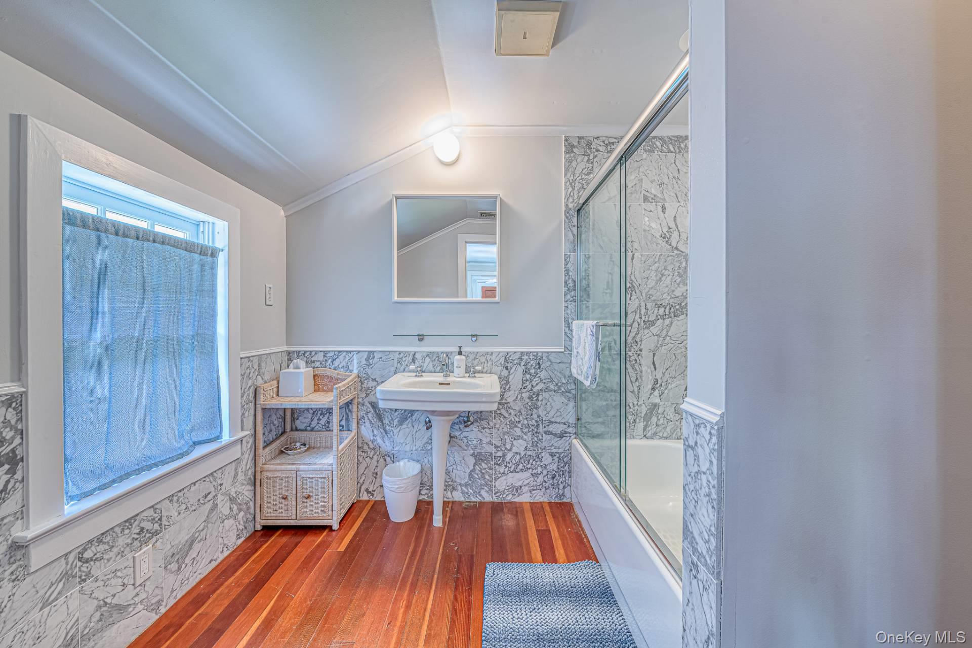 296 E Montauk Highway, Hampton Bays, NY 11946