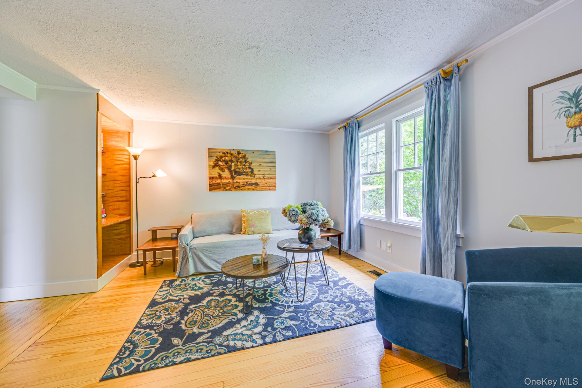 296 E Montauk Highway, Hampton Bays, NY 11946