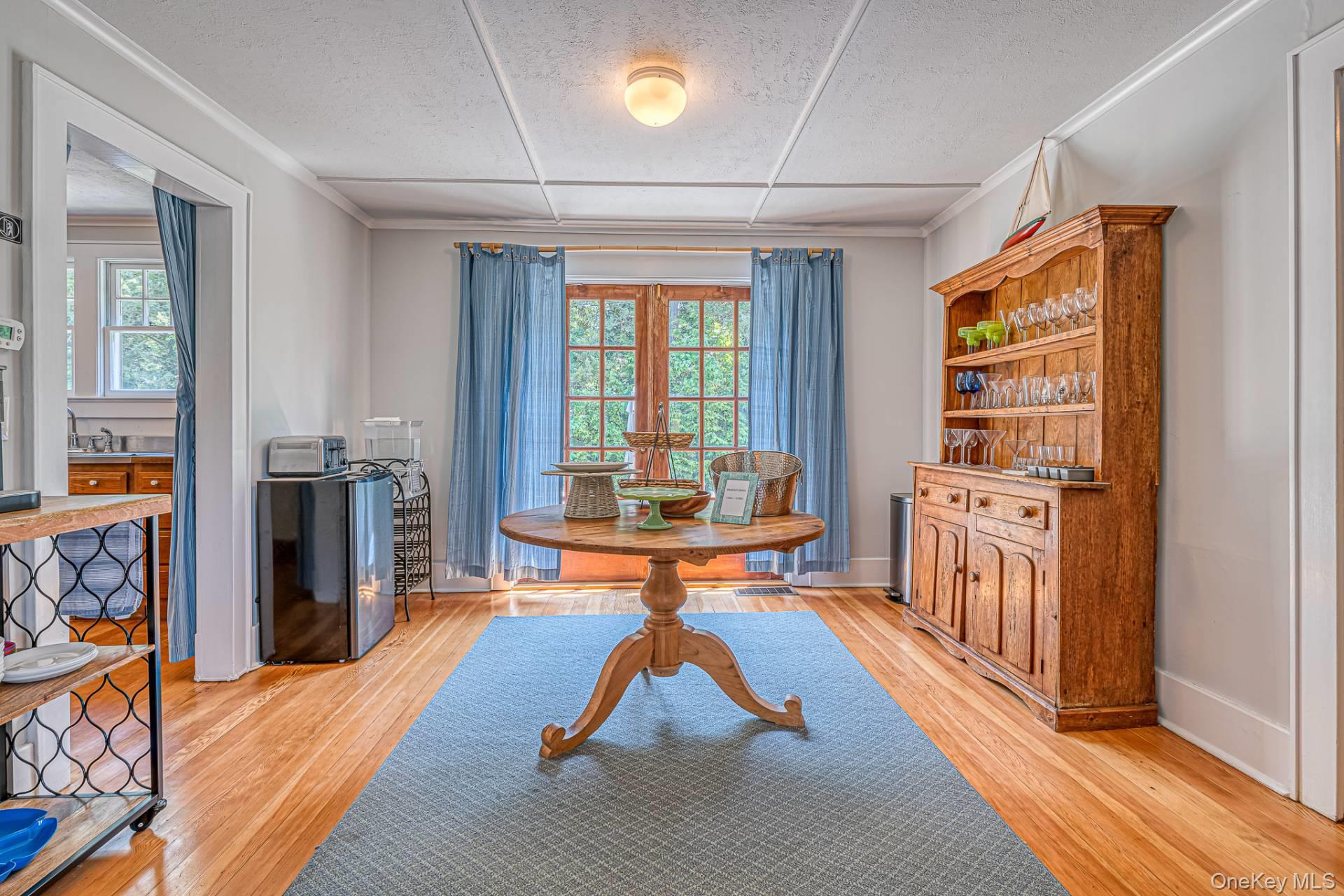 296 E Montauk Highway, Hampton Bays, NY 11946